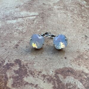 Sabika golf earrings in white opal